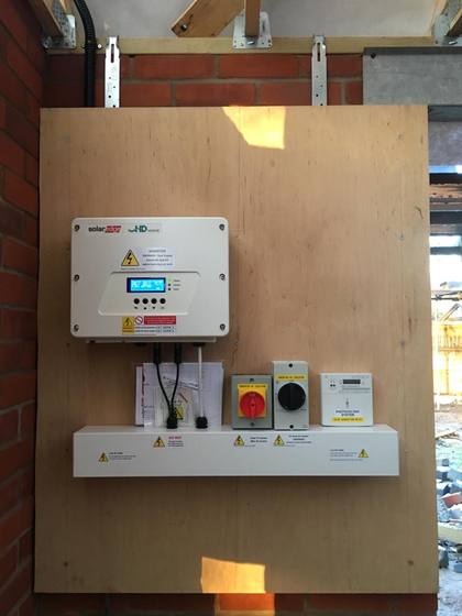 Compact wall-mounted solar string inverter